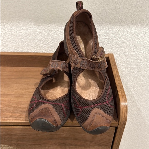Jambu Shoes - Jambu Brown and Red Sandals with Adjustable Strap